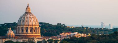 Rome St. Peter's Bazilikası'nın ve yeşil peyzaj günbatımı aydınlatma Panoraması