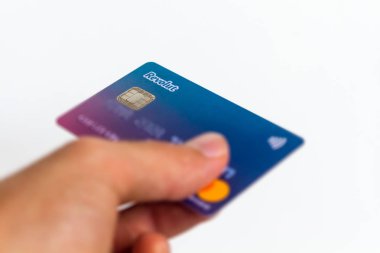 Roma / İtalya - 10 04 2018: online banka kartı el Beyaz üzerinde ödeme olayında