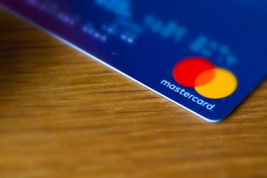 Roma / İtalya - 10 04 2018: mavi kredi kartı Mastercard logosu