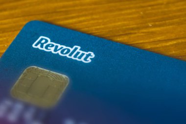 Roma / İtalya - 10 04 2018: online banka kartı el Beyaz üzerinde ödeme olayında