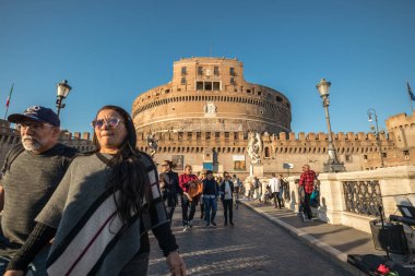11/09/2018 - Roma, İtalya: çerçeve dolduran turistler ile Köprü Castel Sant'angelo günbatımı görünümünden