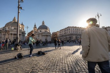 11/09/2018 - Roma, İtalya: piazza del popolo turist tarafından yürüyüş tam olarak gün batımında playin Pazar öğleden sonra keman sokak müzisyen