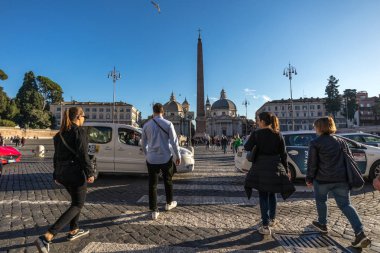 11/09/2018 - Roma, İtalya: Pazar öğleden sonra grup Roma'nın merkezi Piazza del Popolo için yol geçtikten insan karışık