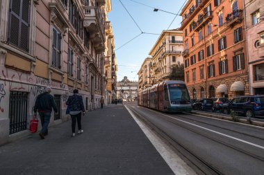 11/09/2018 - Roma, İtalya: Pazar öğleden sonra kentin merkezi, ataç ulaşım Piazzale Flaminio ve Piazza del Popolo için lider olan yol. İnsanlar.