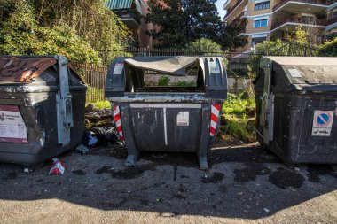 Çöp kutularını Roma İtalya zarar