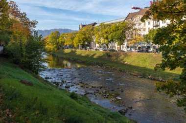Zürih, Switzeraldn geçen Limmat Nehri. Nehrin daha fazla dış ve vahşi tarafından gösterilir. Sabah güneş ışığı