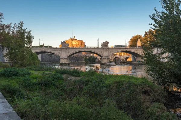 テヴェレ川とその天然成分から夕暮れのローマのサンタンジェロ城の眺め イタリア ローマ — ストック写真