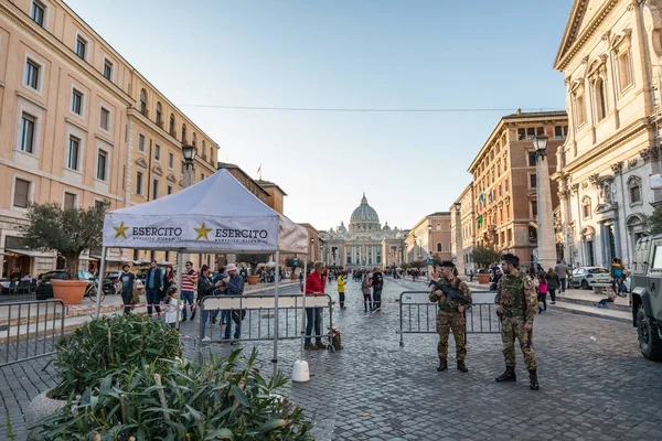 11/09/2018 - Roma, İtalya: via della conciliazione önünde Vatikan'da koruyan İtalyan ordusu askerlerinin Aziz Petrus Bazilikası na