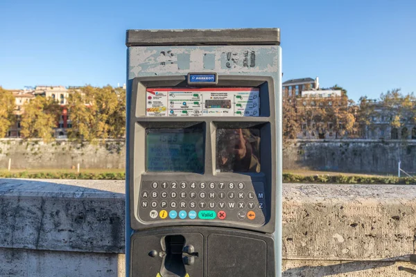 11/09/2018 - Roma, İtalya: yeni otopark bilet makineleri Roma'da ödeme. Merkezi olan Roma tarafından tiber Nehri