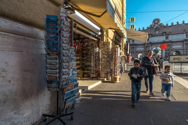 11/09/2018 - Roma, İtalya: Pazar öğleden sonra kentin merkezi, Hediyelik eşya dükkanı Piazzale Flaminio, Roma'da tarafından yürüyüş turist aile