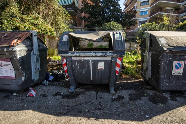 Damaged Trash Cans Rome Italy — Stock Photo, Image