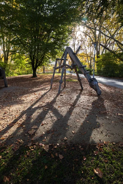 Zürih Bahçesi sonbaharda ahşap zürafa ve fil yapıları ile