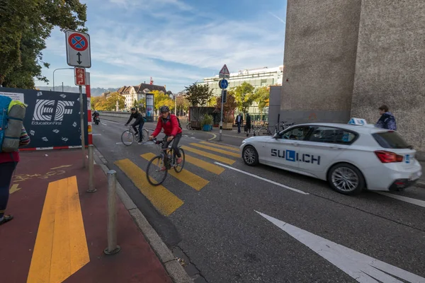 25/08/2018 - Zürih, Swtizerland. Zürih Merkez yol sabah görünümünü. Bisikletçiler ve araba ile yol kavşak.