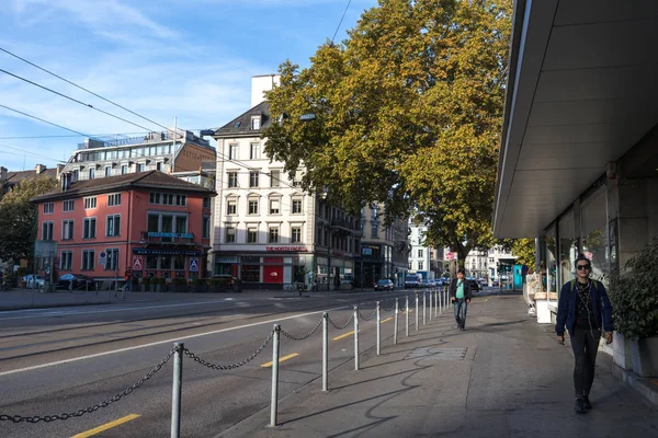 25/08/2018 - Zürih, Swtizerland. Zürih Merkez yol sabah görünümünü. Ağaç ve bisiklet lane ile.