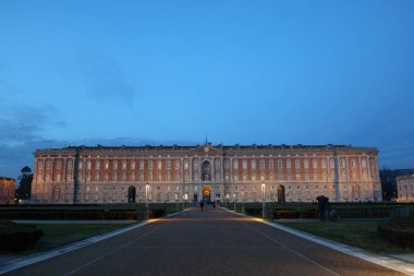 Royal Palace of Caserta (Reggia di Caserta) açık ana giriş gece, İtalyan sanat görünümünü