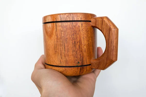 木製ティーで白の手を保持している自然なコーヒーマグ — ストック写真