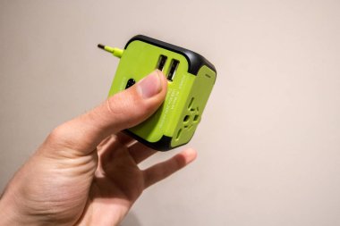 Birden fazla yuva ile Usb liman içinde el, uluslararası seyahat