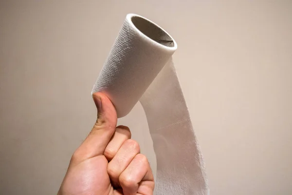Nästan Färdiga Toalettpapper Rulla Hand Bakgrund — Stockfoto