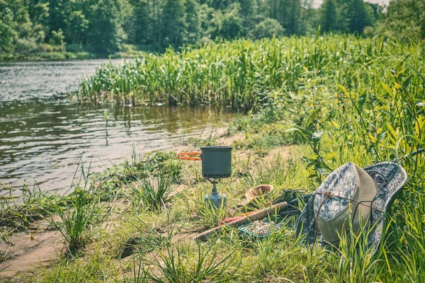 Rybářské Potřeby Vybavení Břehu Řeky — Stock fotografie