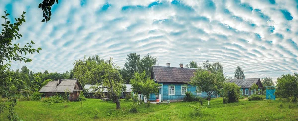 Wiejski Dom Tle Pięknych Chmur — Zdjęcie stockowe