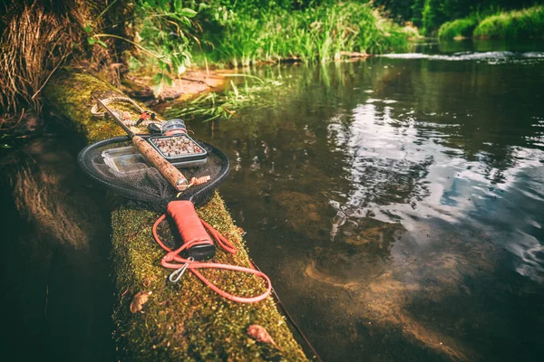 Fiskeredskap Som Ligger Vid Skogsbäck Flugfiske Och Tenkara — Stockfoto