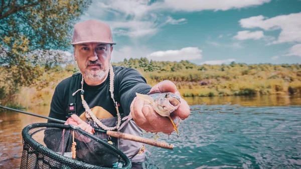 Fiskaren Håller Harr Handen — Stockfoto