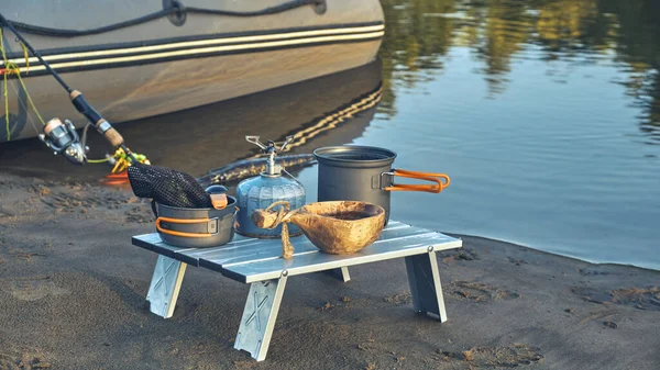 膨脹可能なボートから釣り ビーチで昼食 — ストック写真
