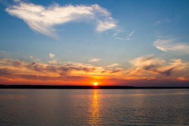 Gölde gün batımı