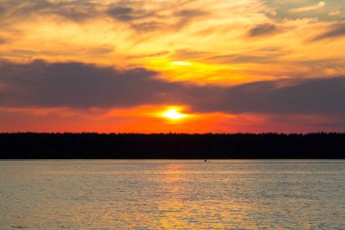 Gölde gün batımı