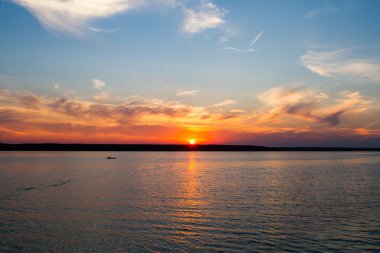 Gölde gün batımı