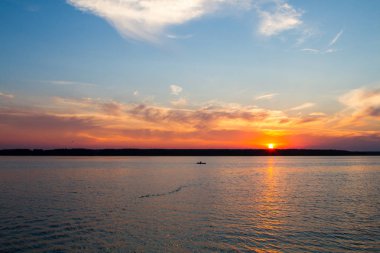 Gölde gün batımı