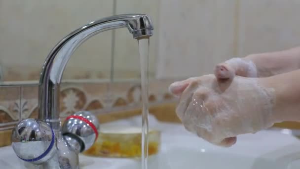 Coronavirus prévention de la pandémie se laver les mains avec de l'eau tiède se frotter les doigts se laver fréquemment ou à l'aide de gel désinfectant pour les mains — Video