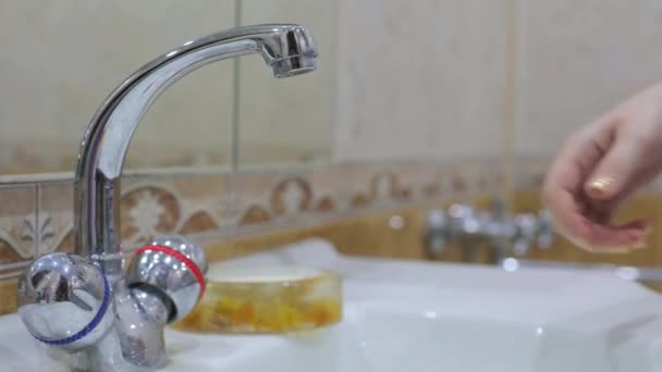 Coronavirus prévention de la pandémie se laver les mains avec de l'eau tiède se frotter les doigts se laver fréquemment ou à l'aide de gel désinfectant pour les mains — Video