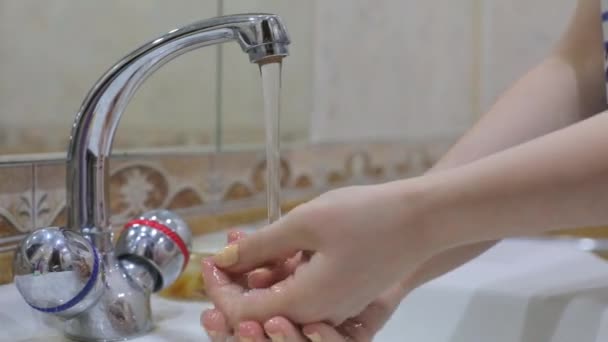 Coronavirus prévention de la pandémie se laver les mains avec de l'eau tiède se frotter les doigts se laver fréquemment ou à l'aide de gel désinfectant pour les mains — Video