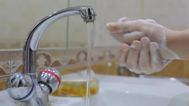 Coronavirus prévention de la pandémie se laver les mains avec de l'eau tiède se frotter les doigts se laver fréquemment ou à l'aide de gel désinfectant pour les mains — Video