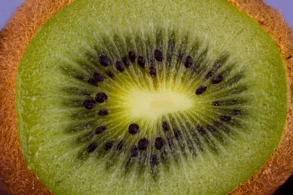 Kiwi odřízl ovoce. Záběr makra jídla. — Stock fotografie