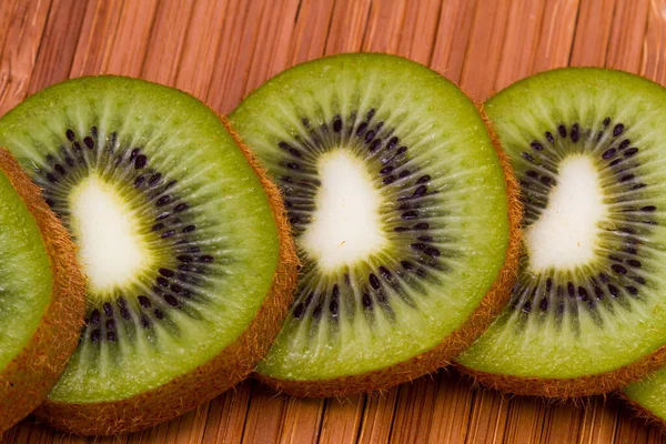 Fatias de fruto de quivi em um guardanapo de bambu. Macro tiro alimentos . — Fotografia de Stock