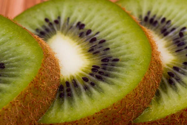 Fatias de fruto de quivi em um guardanapo de bambu. Macro tiro alimentos . — Fotografia de Stock