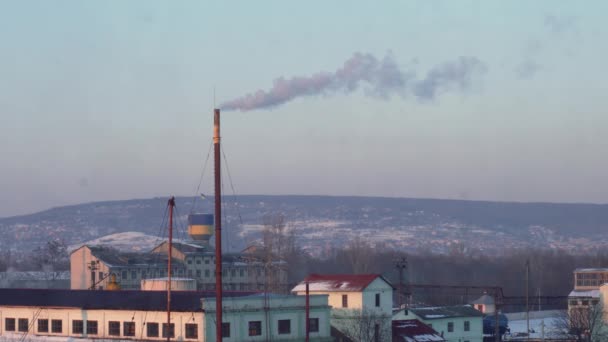 Contaminación del aire de las plantas industriales. Gran planta en el fondo de la ciudad. Tubos arrojando humo al cielo — Vídeos de Stock