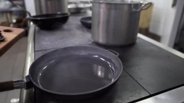 Eller sıcak tava bir mantar koyarak closeup
