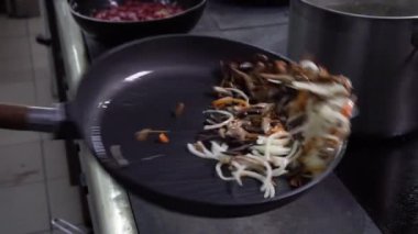 wok kavurma alevler ile çalışan bir şef Close-Up karışık renkli sebze savurma onları, lokanta mutfağı, ağır çekim