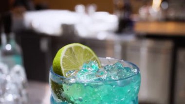 Barmen masada nefis naneli kokteyl hazırlıyor.