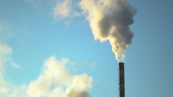 Выброс дыма в атмосферу — стоковое видео