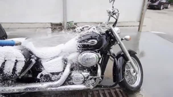 15.05.2018, Chernivtsi - lavagem de carros para motocicletas. lavar uma moto. câmara lenta — Vídeo de Stock