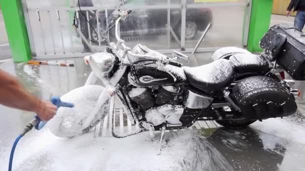 15.05.2018, Chernivtsi - car wash for motorcycles. washing a motorcycle. slow motion — Stock Video