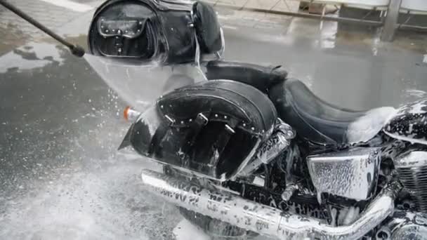 Fiets rider wassen zijn motorfiets — Stockvideo