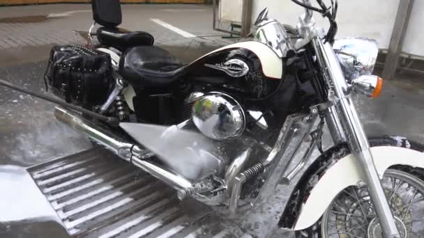 15.05.2018, Chernivtsi - lavagem de motocicleta preta em lavagem de carro — Vídeo de Stock