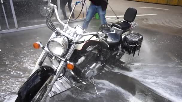 15.05.2018、チェルニウツィー - オートバイの洗車。バイクを洗う人。スローモーション — ストック動画