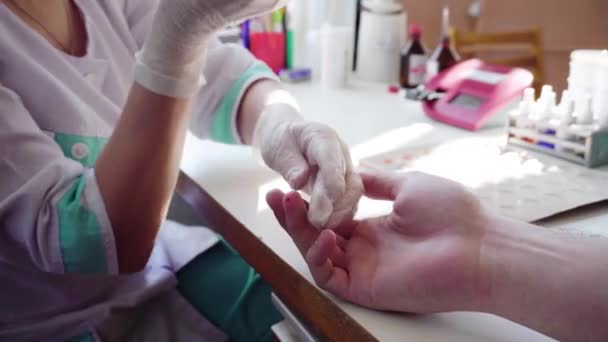 Tıbbi işçi hastaların parmakları sağlık tarama testleri için kan örnekleri almak — Stok video