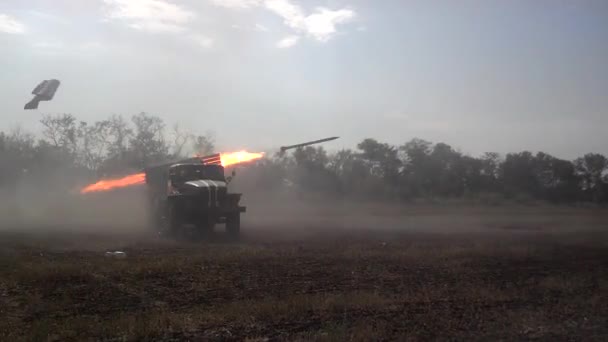 MLRS lançamento múltiplo Foguete Sistema de disparo — Vídeo de Stock